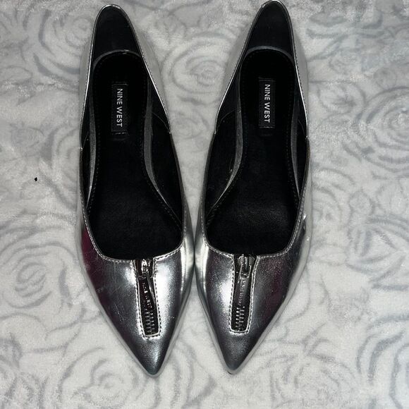 Nine West metallic silver flat. NWOT size 7.5. - Picture 2 of 7